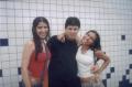Hum... essa foto ai ta eu, a rafa, e o mundico no dia da arrumacao da feira... ah eu sou a de vermelho, hehe, =P